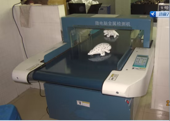 Conveyor Belt Metal Needle Detector/Clothing Test Equipment for Garment or Drug Made in China
